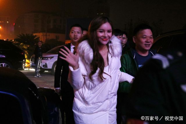 香港嫩模陈子晴夜店走穴唱《晴天》与粉丝亲昵接触搂抱来者不拒